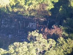 Duas crianças desaparecidas após incêndio em casa de terror A casa ficou praticamente destruída no incêndio.