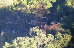 Duas crianças desaparecidas após incêndio em casa de terror A casa ficou praticamente destruída no incêndio.