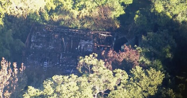 A casa ficou praticamente destruída no incêndio.