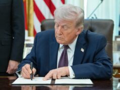 Duas dúzias de estados liderados por democratas processam Trump por limites de votação pelo correio Duas dúzias de estados liderados por democratas processam Trump por limites de votação pelo correio