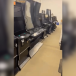 Duas empresas de diversão da Pensilvânia se declaram culpadas em caso de jogo ilegal. Fila de máquinas de jogo ilegais apreendidas no depósito da Pensilvânia, dispositivos tipo slot alinhados após invasão policial