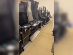 Duas empresas de diversão da Pensilvânia se declaram culpadas em caso de jogo ilegal, já que o ex-chefão concorda em pagar US$ 5 milhões Duas empresas de diversão da Pensilvânia se declaram culpadas em caso de jogo ilegal. Fila de máquinas de jogo ilegais apreendidas no depósito da Pensilvânia, dispositivos tipo slot alinhados após invasão policial