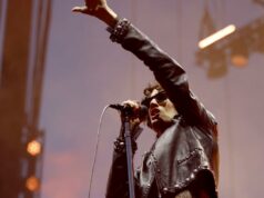 Durante o pôr do sol no Coachella, a estrela de Sombr brilha mais forte e traz à tona Billy Corgan Durante o pôr do sol no Coachella, a estrela de Sombr brilha mais forte e traz à tona Billy Corgan