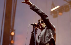 Durante o pôr do sol no Coachella, a estrela de Sombr brilha mais forte e traz à tona Billy Corgan Durante o pôr do sol no Coachella, a estrela de Sombr brilha mais forte e traz à tona Billy Corgan