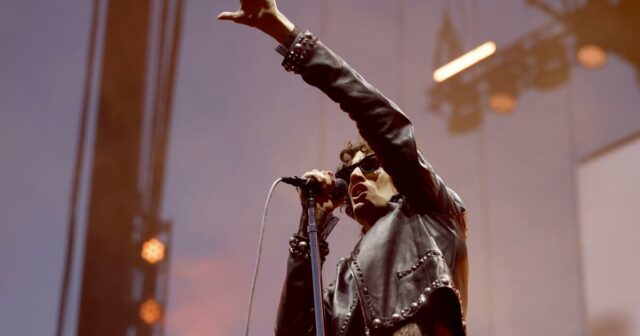 Durante o pôr do sol no Coachella, a estrela de Durante o pôr do sol no Coachella, a estrela de Sombr brilha mais forte e traz à tona Billy Corgan