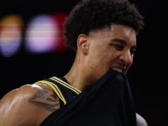 Dusty May, de Michigan, compartilha atualização sobre lesões de Yaxel Lendeborg para o jogo UConn Michigan star Yaxel Lendeborg bites his jersey during Arizona game at NCAA Tournament