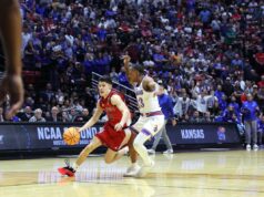 Dylan Darling se transferindo para o Grand Canyon após o heroísmo do March Madness no golpe de St. O guarda do St. John's Red Storm, Dylan Darling, driblando a bola contra um jogador do Kansas Jayhawks.