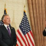 O vice-presidente dos EUA, JD Vance, acompanhado pelos enviados dos EUA Jared Kushner (à esquerda) e Steve Witkoff, fala à mídia após as negociações no domingo.