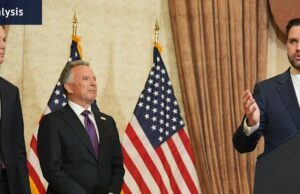 E agora? Fracasso em Islamabad deixa Trump diante de opções desagradáveis O vice-presidente dos EUA, JD Vance, acompanhado pelos enviados dos EUA Jared Kushner (à esquerda) e Steve Witkoff, fala à mídia após as negociações no domingo.