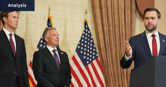 O vice-presidente dos EUA, JD Vance, acompanhado pelos enviados dos EUA Jared Kushner (à esquerda) e Steve Witkoff, fala à mídia após as negociações no domingo.