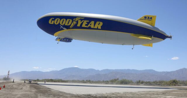 E andei no dirigível Goodyear sobre Coachella
