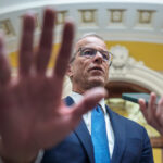 O líder da maioria no Senado, John Thune, R-SD, é recebido por repórteres após uma reunião a portas fechadas com outros republicanos sobre o impasse orçamentário da Segurança Interna, no Capitólio em Washington, quinta-feira, 26 de março de 2026. (AP Photo / J. Scott Applewhite)