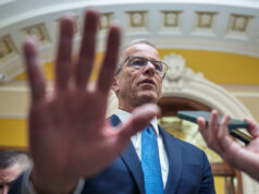 É assim que sabemos que os republicanos estão com medo de perder o Senado O líder da maioria no Senado, John Thune, R-SD, é recebido por repórteres após uma reunião a portas fechadas com outros republicanos sobre o impasse orçamentário da Segurança Interna, no Capitólio em Washington, quinta-feira, 26 de março de 2026. (AP Photo / J. Scott Applewhite)