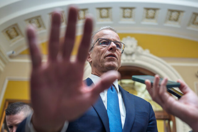 É assim que sabemos que os republicanos estão com medo O líder da maioria no Senado, John Thune, R-SD, é recebido por repórteres após uma reunião a portas fechadas com outros republicanos sobre o impasse orçamentário da Segurança Interna, no Capitólio em Washington, quinta-feira, 26 de março de 2026. (AP Photo / J. Scott Applewhite)