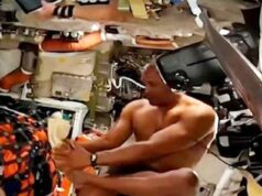 É um grande prazer para as mulheres quando o astronauta musculoso Victor Glover é capturado pela câmera tomando um ‘banho espacial’ pós-treino O astronauta Victor Glover (foto) se tornou um símbolo sexual inesperado – depois de ser flagrado tomando banho espacial