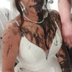 Gemma Monk, 35, no dia do casamento depois de receber tinta preta