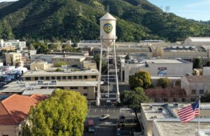 ESCUTE: Por que a promoção Skydance da Warner Bros.-Paramount ‘simboliza grandes mudanças na indústria’ ESCUTE: Por que a promoção Skydance da Warner Bros.-Paramount 'simboliza grandes mudanças na indústria'