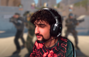 ESIC bane jogador de Counter-Strike Nifee por violações de manipulação de resultados Jogador profissional de esportes eletrônicos usando fone de ouvido jogando jogo de tiro Counter-Strike com fundo de equipe tática desfocado durante uma partida competitiva. ESIC bane jogador de Counter-Strike Nifee por violações de manipulação de resultados