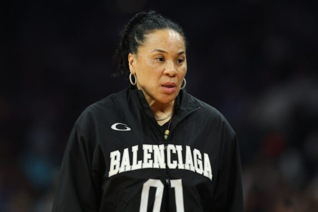 ESPN acusada de preconceito em relação a Dawn Staley, Carolina ESPN acusada de preconceito em relação a Dawn Staley, Carolina do Sul, por causa da UCLA
