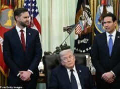 EUA ameaçam ‘revisar’ reivindicação do Reino Unido sobre as Ilhas Malvinas e banir a Espanha da OTAN como punição por não apoiar a Guerra do Irã (Da esquerda para a direita) O vice-presidente dos EUA, JD Vance, e o presidente dos EUA, Donald Trump, ouvem o secretário de Estado dos EUA, Marco Rubio, falar durante uma reunião com o embaixador do Líbano nos EUA e o embaixador de Israel nos EUA, na Casa Branca em Washington, DC, em 23 de abril.