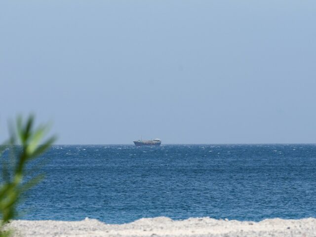 EUA dizem que dois navios da Marinha ‘transitaram’ pelo Estreito de Ormuz para remoção de minas
