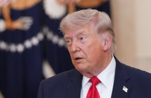 EUA e Irã recebem proposta de paz enquanto Trump promete ‘inferno’ se o estreito permanecer fechado O presidente Donald Trump ameaçou com mais ataques à infraestrutura iraniana de energia e transporte se o Estreito de Ormuz não for reaberto.