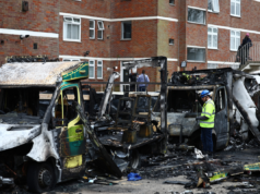 EUA emitem alerta de segurança em viagens para o Reino Unido: o que saber An official works among the burnt out ambulances at the scene of an antisemitic arson attack in the Golders Green neighbourhood of north London, on March 24, 2026.