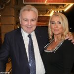 Pai de quatro filhos, Eamonn Holmes (foto com Katie Alexander) está ausente de seu programa de café da manhã GB News, que ele apresenta com Ellie Costello, desde 11 de março.