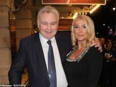 Eamonn Holmes se recupera de um acidente vascular cerebral no hospital enquanto colegas questionam sua aptidão para voltar ao ar: ‘Ele precisa do dinheiro, mas será que está realmente pronto para trabalhar? Talvez não’ Pai de quatro filhos, Eamonn Holmes (foto com Katie Alexander) está ausente de seu programa de café da manhã GB News, que ele apresenta com Ellie Costello, desde 11 de março.