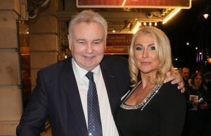 Eamonn Holmes se recupera de um acidente vascular cerebral no hospital enquanto colegas questionam sua aptidão para voltar ao ar: ‘Ele precisa do dinheiro, mas será que está realmente pronto para trabalhar? Talvez não’ Pai de quatro filhos, Eamonn Holmes (foto com Katie Alexander) está ausente de seu programa de café da manhã GB News, que ele apresenta com Ellie Costello, desde 11 de março.