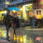 Ei, Siri, forneça boletins meteorológicos que funcionem fora da Califórnia | Uma noite chuvosa vista através de um vidro manchado de chuva