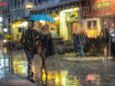 Ei, Siri, forneça boletins meteorológicos que funcionem fora da Califórnia Ei, Siri, forneça boletins meteorológicos que funcionem fora da Califórnia | Uma noite chuvosa vista através de um vidro manchado de chuva