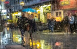 Ei, Siri, forneça boletins meteorológicos que funcionem fora da Califórnia Ei, Siri, forneça boletins meteorológicos que funcionem fora da Califórnia | Uma noite chuvosa vista através de um vidro manchado de chuva