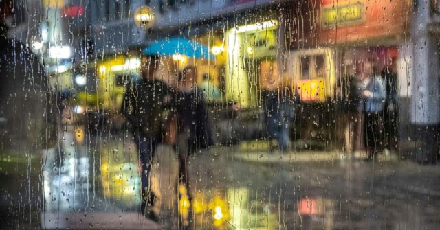 Ei, Siri, forneça boletins meteorológicos que funcionem fora da Califórnia | Uma noite chuvosa vista através de um vidro manchado de chuva