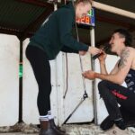 Ela disse SIM! Flecha do Cupido cai no chão de galpão em proposta surpresa