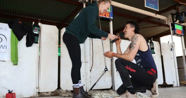 Ela disse SIM! Flecha do Cupido cai no chão de galpão em proposta surpresa
