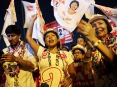 Eleições presidenciais no Peru acontecem em meio a uma década de tumulto político Pedestres passam por placas de campanha antes das eleições presidenciais do fim de semana em Cuzco, Peru, quarta-feira, 8 de abril de 2026. (AP Photo/Martin Mejia)