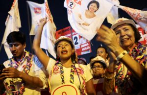 Eleições presidenciais no Peru acontecem em meio a uma década de tumulto político Pedestres passam por placas de campanha antes das eleições presidenciais do fim de semana em Cuzco, Peru, quarta-feira, 8 de abril de 2026. (AP Photo/Martin Mejia)