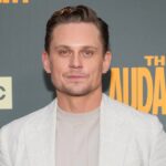 Billy Magnussen gritando com um hematoma no rosto em