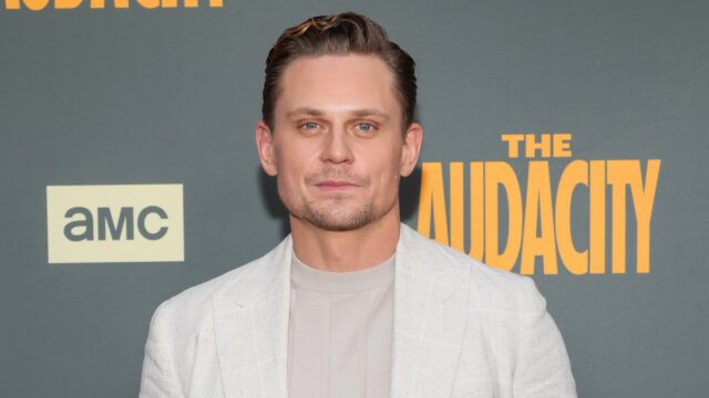 Billy Magnussen gritando com um hematoma no rosto em 