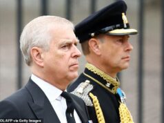 ‘Eles não ficarão satisfeitos até que Andrew esteja desempregado e morando em uma casa do conselho’: Como rumores de apoio entre membros da realeza estão começando a circular… enquanto RICHARD KAY revela o que REALMENTE aconteceu durante a visita do príncipe Edward a seu irmão desgraçado Descobriu-se que Edward, 62 anos, visitou seu irmão durante o feriado da Páscoa – o primeiro membro da Família Real a fazê-lo desde a prisão de Mountbatten-Windsor em fevereiro.