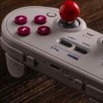 Três cores do 8BitDo Pro 3 na mesa