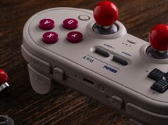 Eleve a sua experiência de jogo com este acessório indispensável para o seu telefone Android Três cores do 8BitDo Pro 3 na mesa
