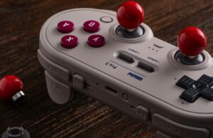 Eleve a sua experiência de jogo com este acessório indispensável para o seu telefone Android Três cores do 8BitDo Pro 3 na mesa