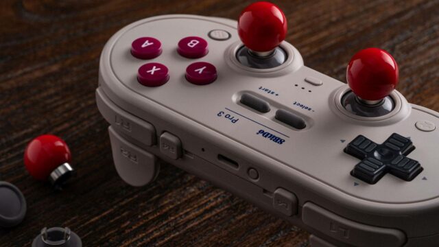 Eleve a sua experiência de jogo com este acessório indispensável Três cores do 8BitDo Pro 3 na mesa