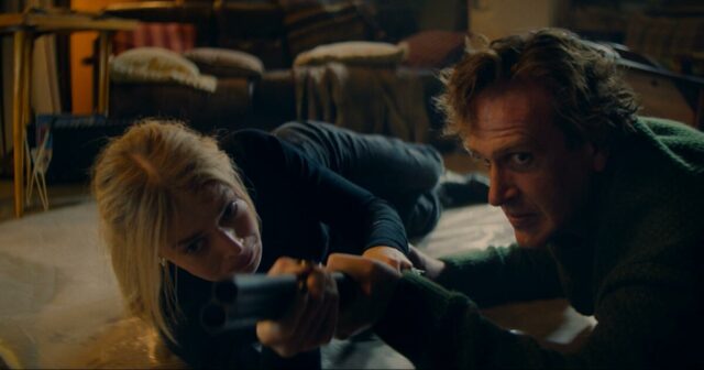 Em 'Over Your Dead Body', um casal que fofoca sobre separação conjugal violenta encontra seu par
