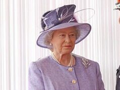 Em homenagem ao reinado (roxo!) Da Rainha: Kate reflete o guarda-roupa colorido do falecido monarca e usa brincos e colar de pérolas A Princesa de Gales prestou homenagem à falecida Rainha (foto em 2003) com sua escolha de roupa hoje, enquanto participava de uma recepção no Palácio de Buckingham para marcar o que teria sido o 100º aniversário de Elizabeth II.