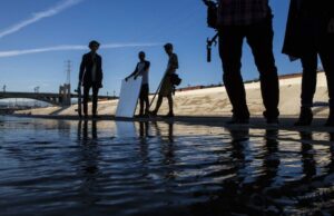 Em meio ao voo de produção, LA oferecerá licenças de filmes mais baratas para filmagens de “baixo impacto” Em meio ao voo de produção, LA oferecerá licenças de filmes mais baratas para filmagens de “baixo impacto”