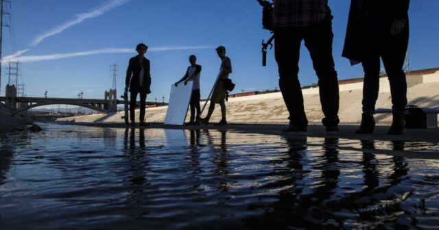 Em meio ao voo de produção, LA oferecerá licenças de filmes mais baratas para filmagens de “baixo impacto”
