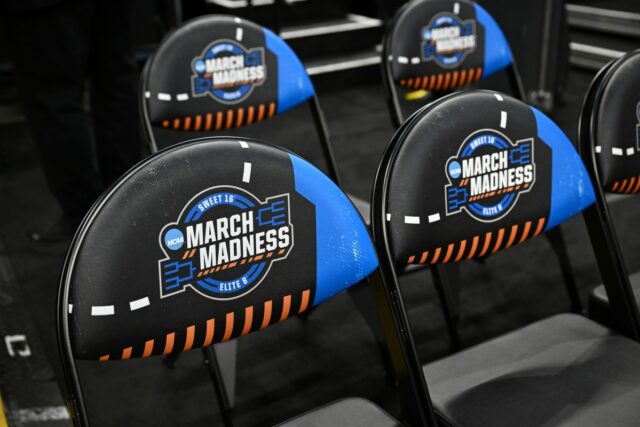 Em que canal será o jogo do campeonato do torneio de basquete da NCAA hoje à noite?
